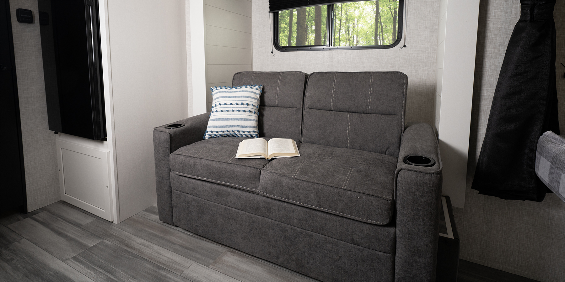 Jay Flight SLX 160LK Sofa in Sitting Position